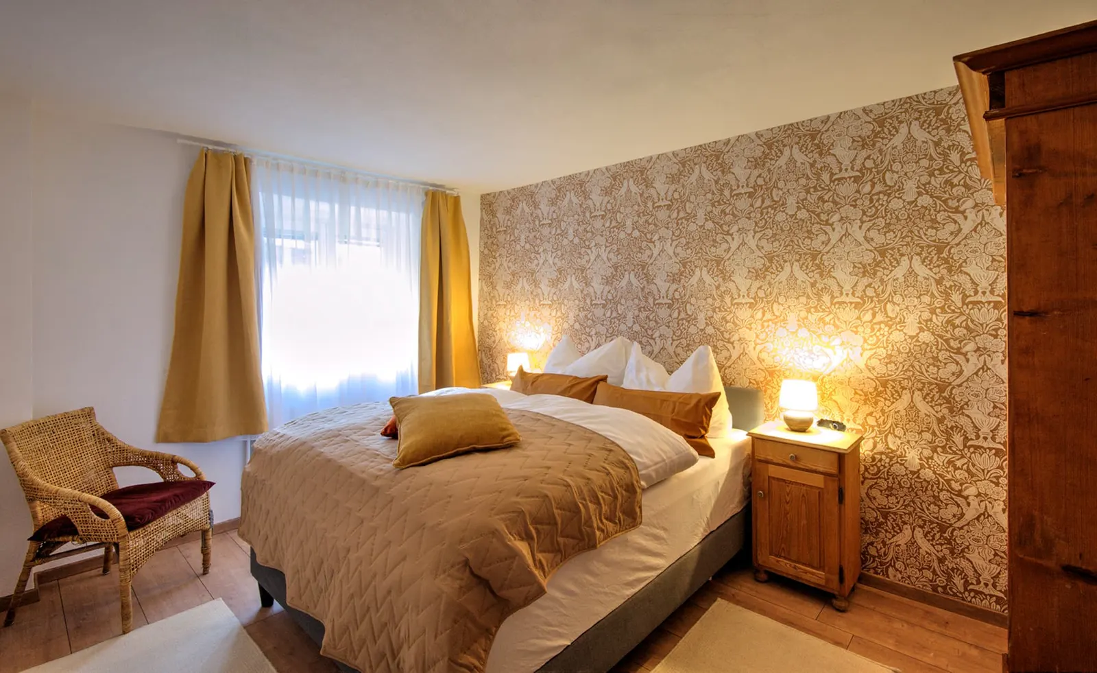 Schlafzimmer, Apartment Hochzeiger 2560 in Wenns im Pitztal: Unser Boxspringbett ist 160cm x 200cm