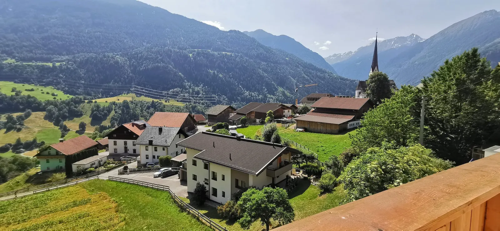 Blick über Wenns mit Kirche und den Bergen des Pitztals