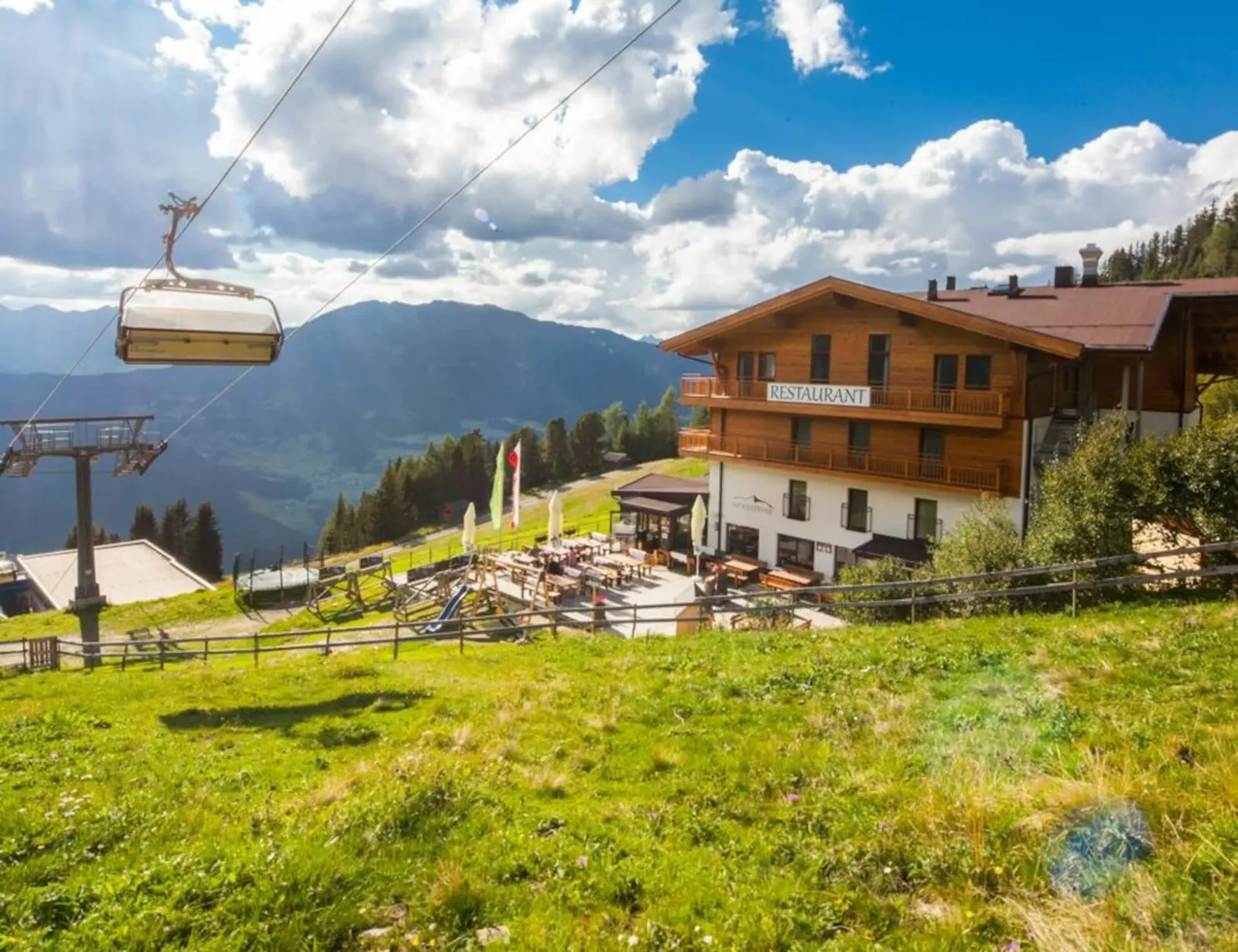 Das Hochzeigerhaus im Wandergebiet Hochzeiger im Sommer