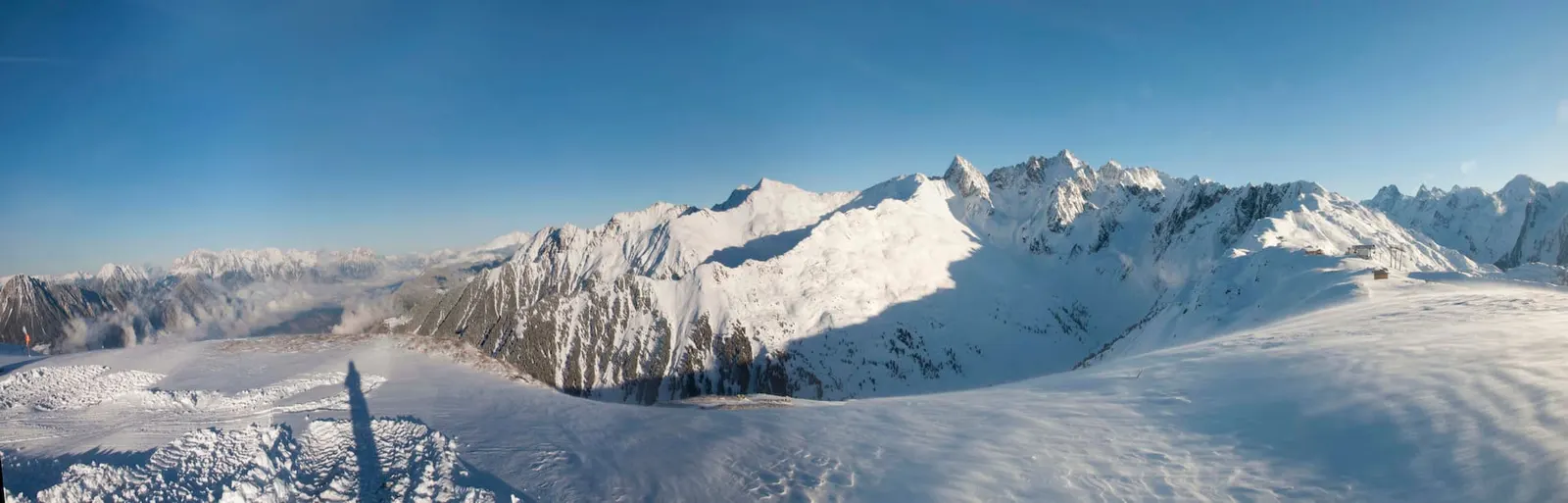 Verschneite Berggipfel im Hochgebirge